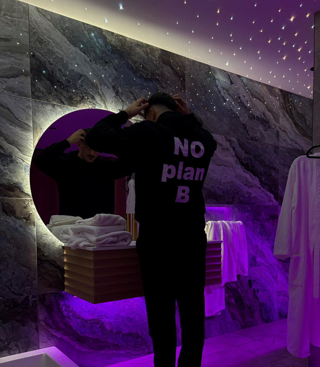 POURQUOI LE HOODIE EST DEVENU UN INCONTOURNABLE DU STREETWEAR…
